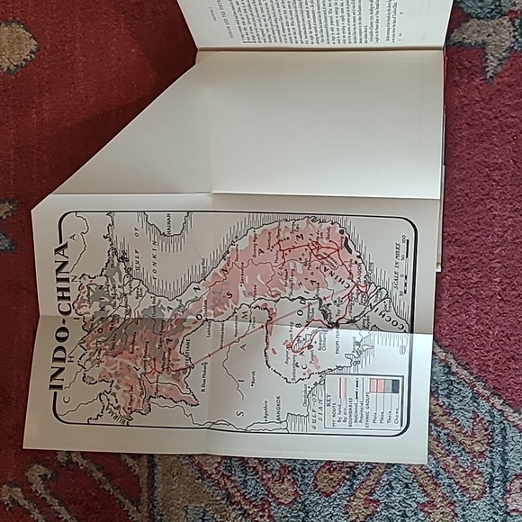 A DRAGON APPARENT TRAVELS IN INDO-CHINA BY NORMAN LEWIS - Picture 5 of 16